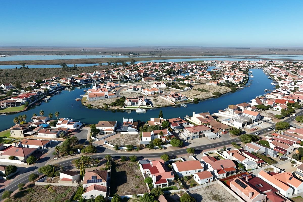 Unparalleled Luxury Canal-Side Living in Port Owen – A Must-See Gem! - Photo 3