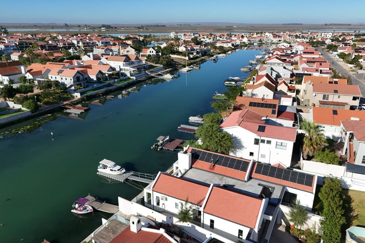 Unparalleled Luxury Canal-Side Living in Port Owen – A Must-See Gem! - Photo 2