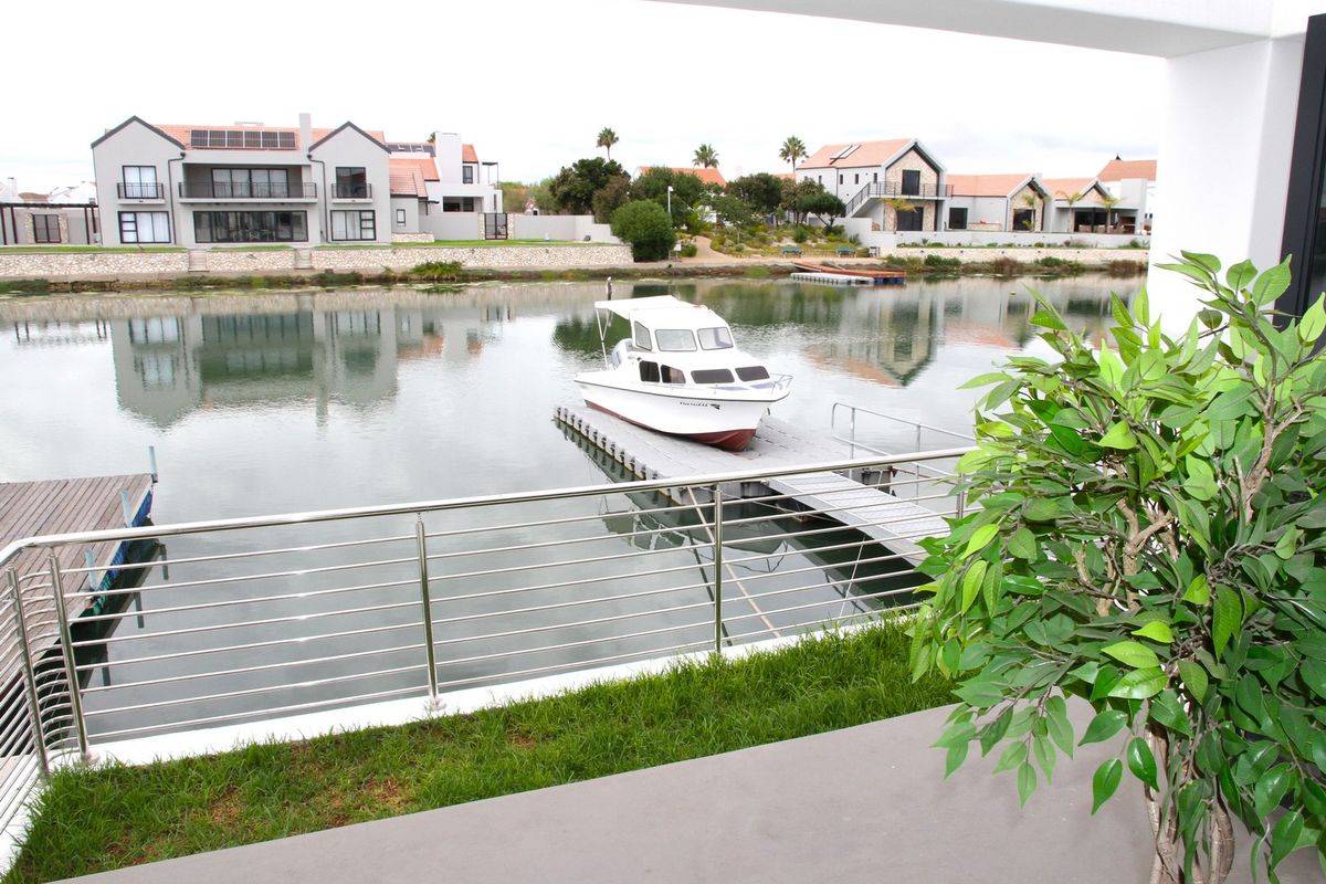 Unparalleled Luxury Canal-Side Living in Port Owen – A Must-See Gem! - Photo 5
