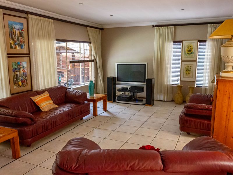 Spacious 3 bed house for sale in Dorandia, Pretoria - perfect for a growing family. - Photo 9