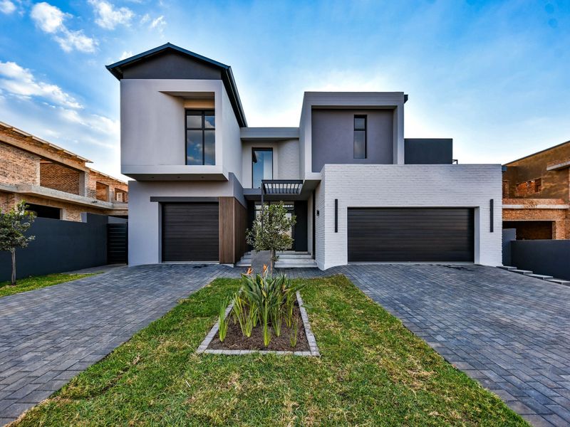 4 Bedroom.  4.5 Bath.  Full Staff room. Study. Pyjama lounge.  Pool. - Photo 1