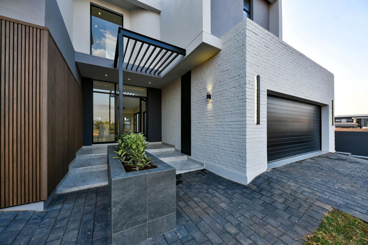 4 Bedroom.  4.5 Bath.  Full Staff room. Study. Pyjama lounge.  Pool. - Photo 2