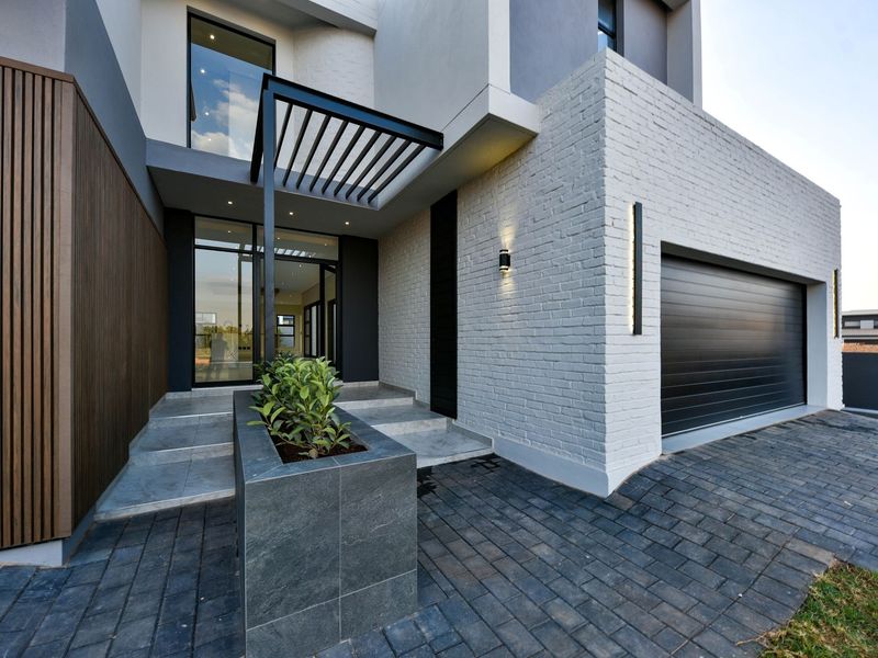 4 Bedroom.  4.5 Bath.  Full Staff room. Study. Pyjama lounge.  Pool. - Photo 2