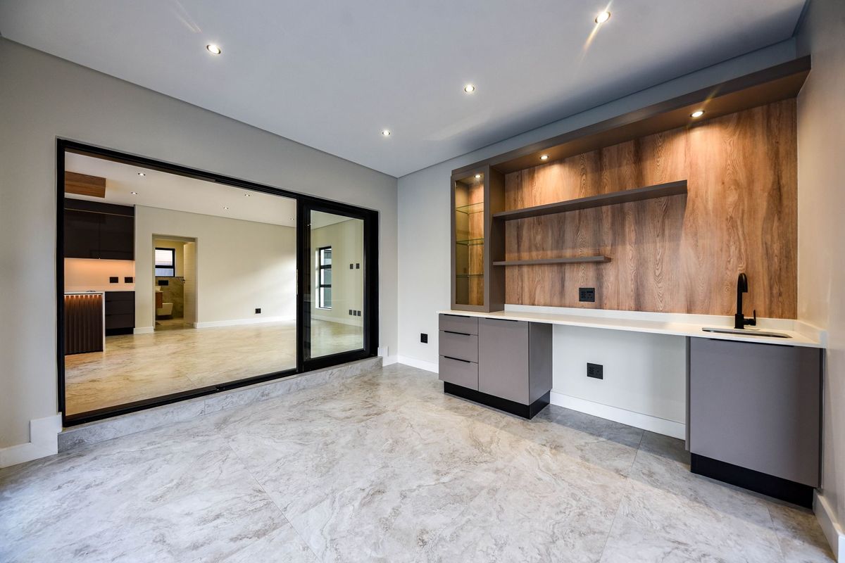 4 Bedroom.  4.5 Bath.  Full Staff room. Study. Pyjama lounge.  Pool. - Photo 4