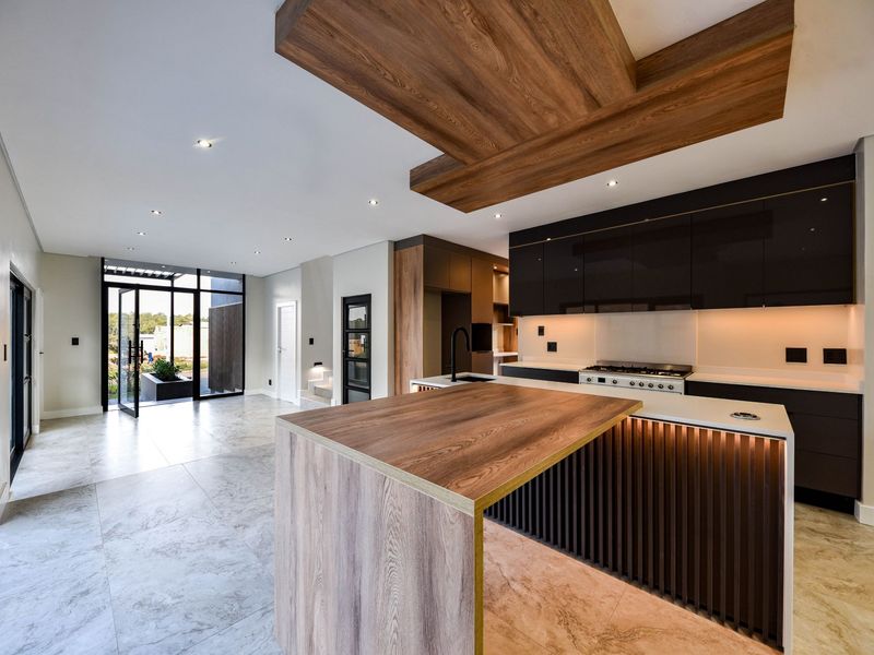 4 Bedroom.  4.5 Bath.  Full Staff room. Study. Pyjama lounge.  Pool. - Photo 1