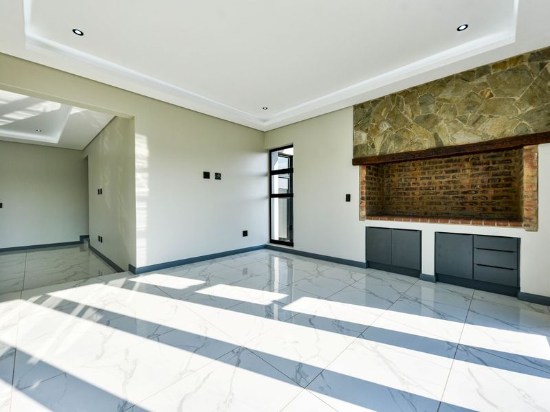 Stylish 4-Bedroom Home with Swimming Pool, Boma, Study & Staff Accommodation - Photo 4