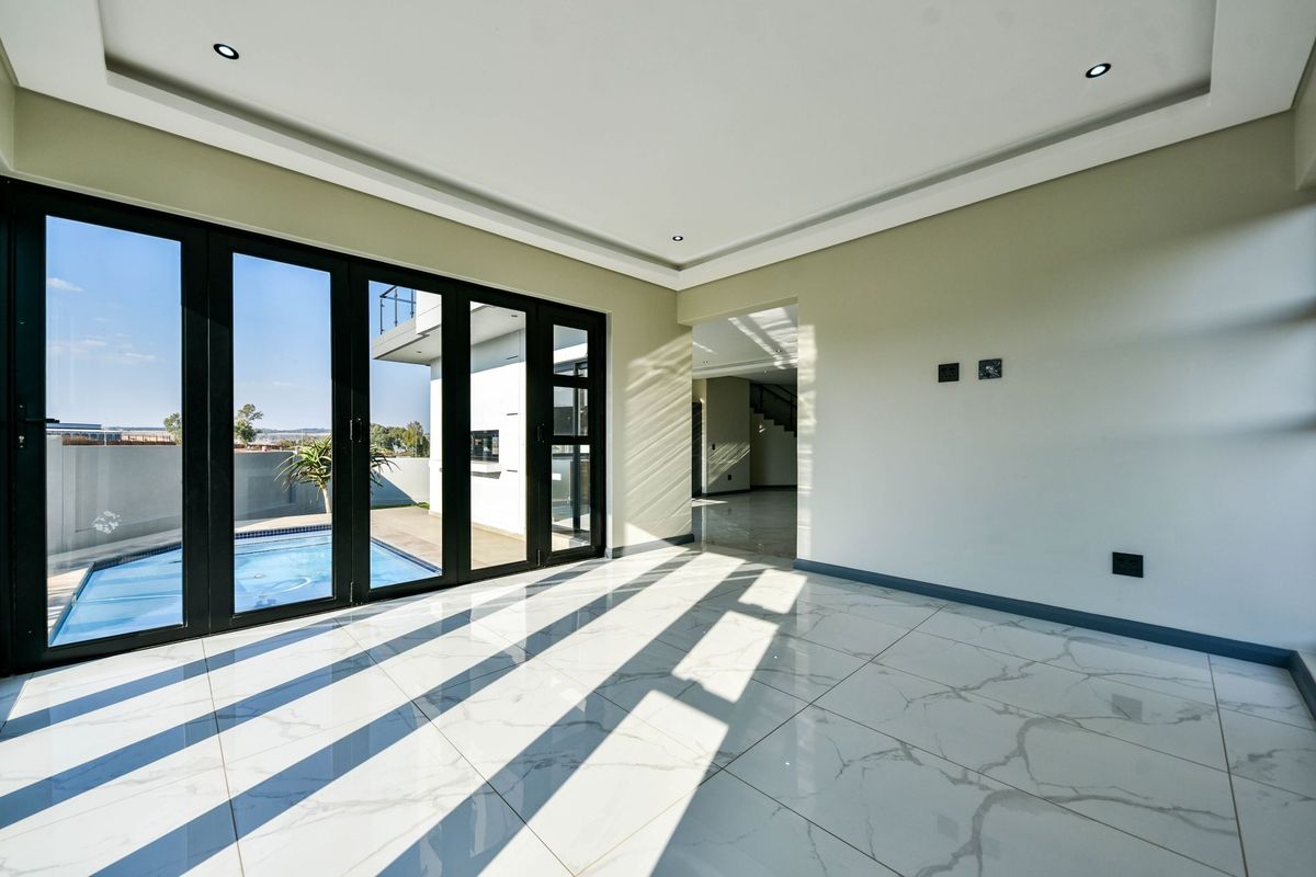 Stylish 4-Bedroom Home with Swimming Pool, Boma, Study & Staff Accommodation - Photo 5
