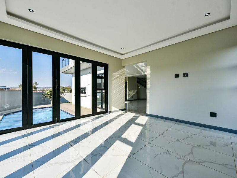 Stylish 4-Bedroom Home with Swimming Pool, Boma, Study & Staff Accommodation - Photo 5