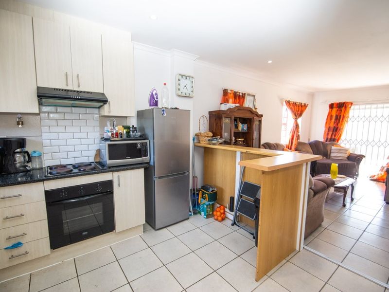 SALISBURY PARK 3 BED 2 BATH HOUSE WITH SINGLE GARAGE FOR RENT - Photo 4