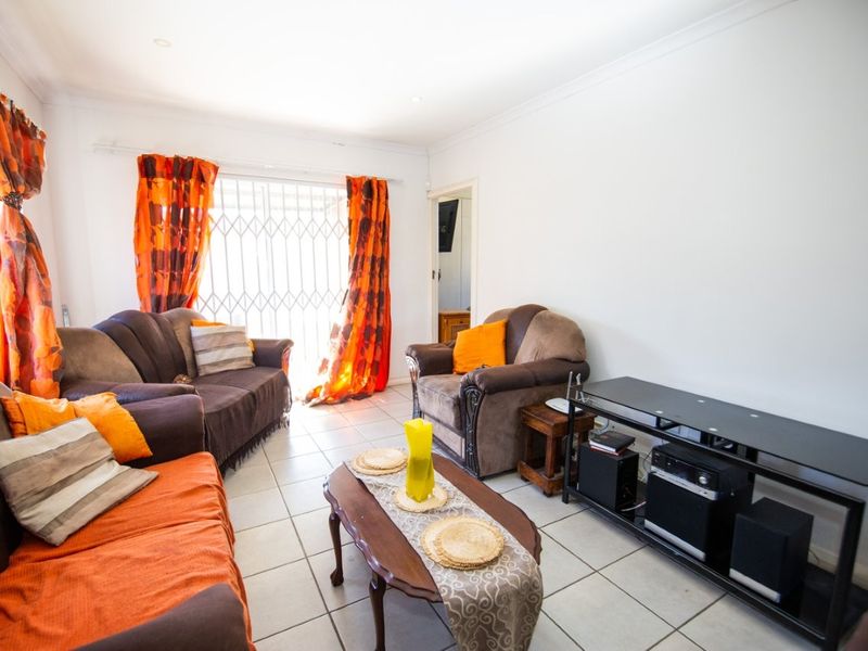 SALISBURY PARK 3 BED 2 BATH HOUSE WITH SINGLE GARAGE FOR RENT - Photo 5