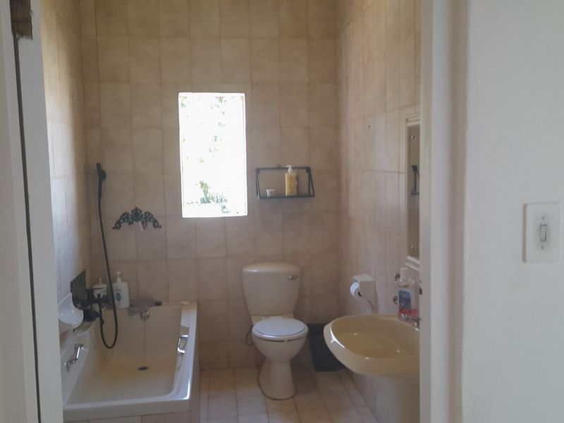 Cape Dutch Golden Oldie in Wesbank - Photo 8