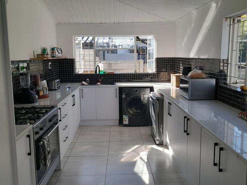 Cape Dutch Golden Oldie in Wesbank - Photo 6