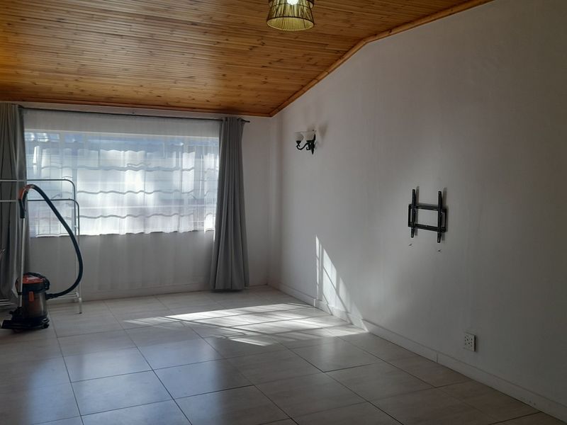 Cape Dutch Golden Oldie in Wesbank - Photo 2