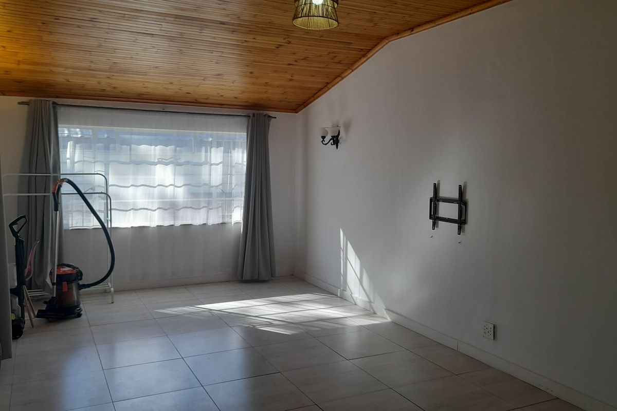 Cape Dutch Golden Oldie in Wesbank - Photo 2