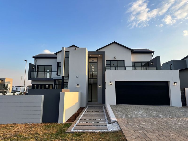 Brand-New 4-Bedroom Turnkey Home with Swimming Pool, Family Lounge & Staff Accommodation - Photo 1