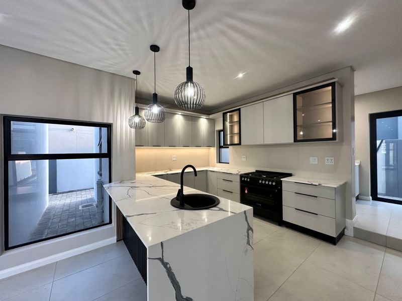 Brand-New 4-Bedroom Turnkey Home with Swimming Pool, Family Lounge & Staff Accommodation - Photo 4