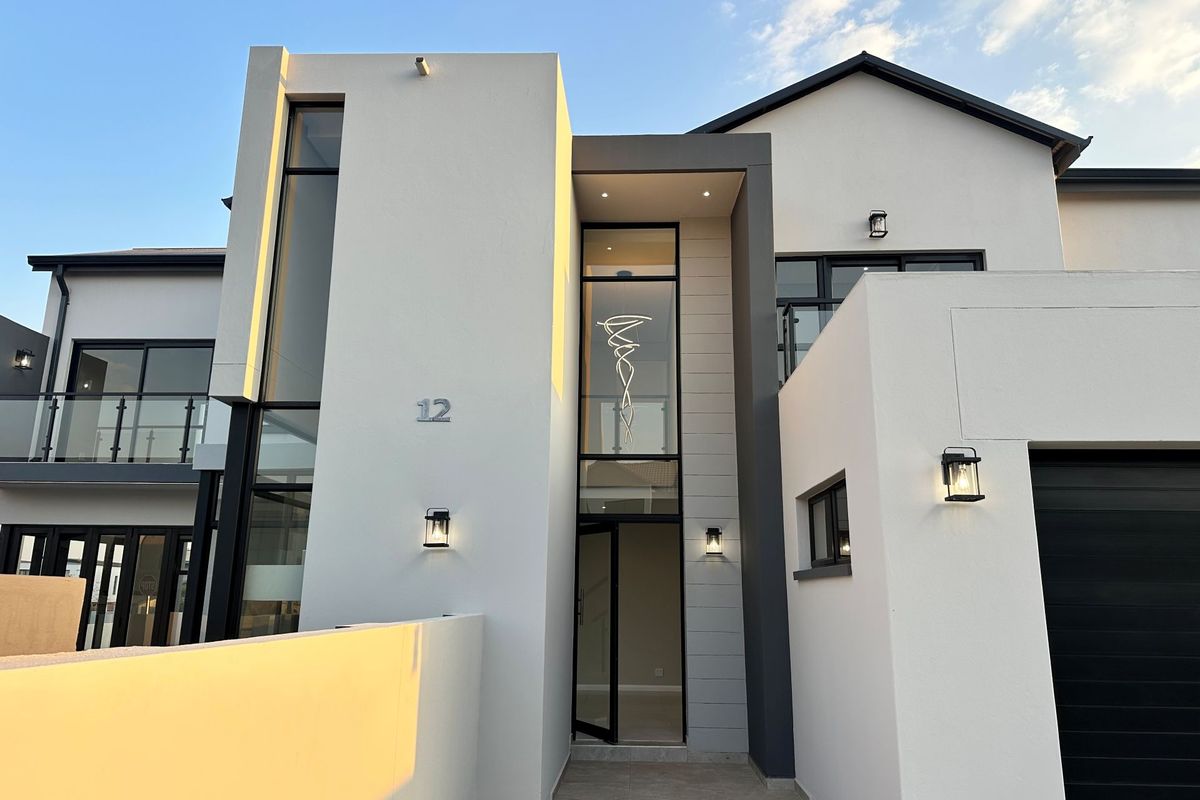 Brand-New 4-Bedroom Turnkey Home with Swimming Pool, Family Lounge & Staff Accommodation - Photo 2