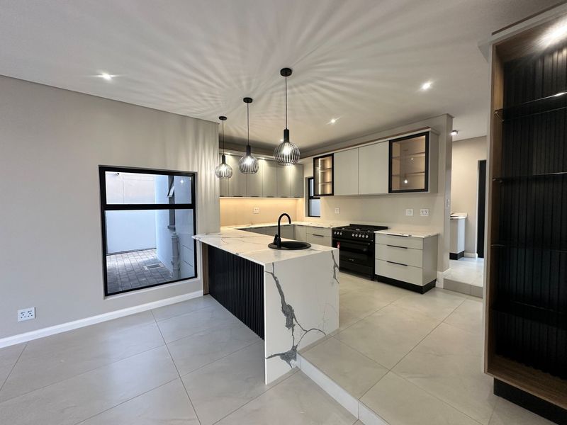 Brand-New 4-Bedroom Turnkey Home with Swimming Pool, Family Lounge & Staff Accommodation - Photo 3