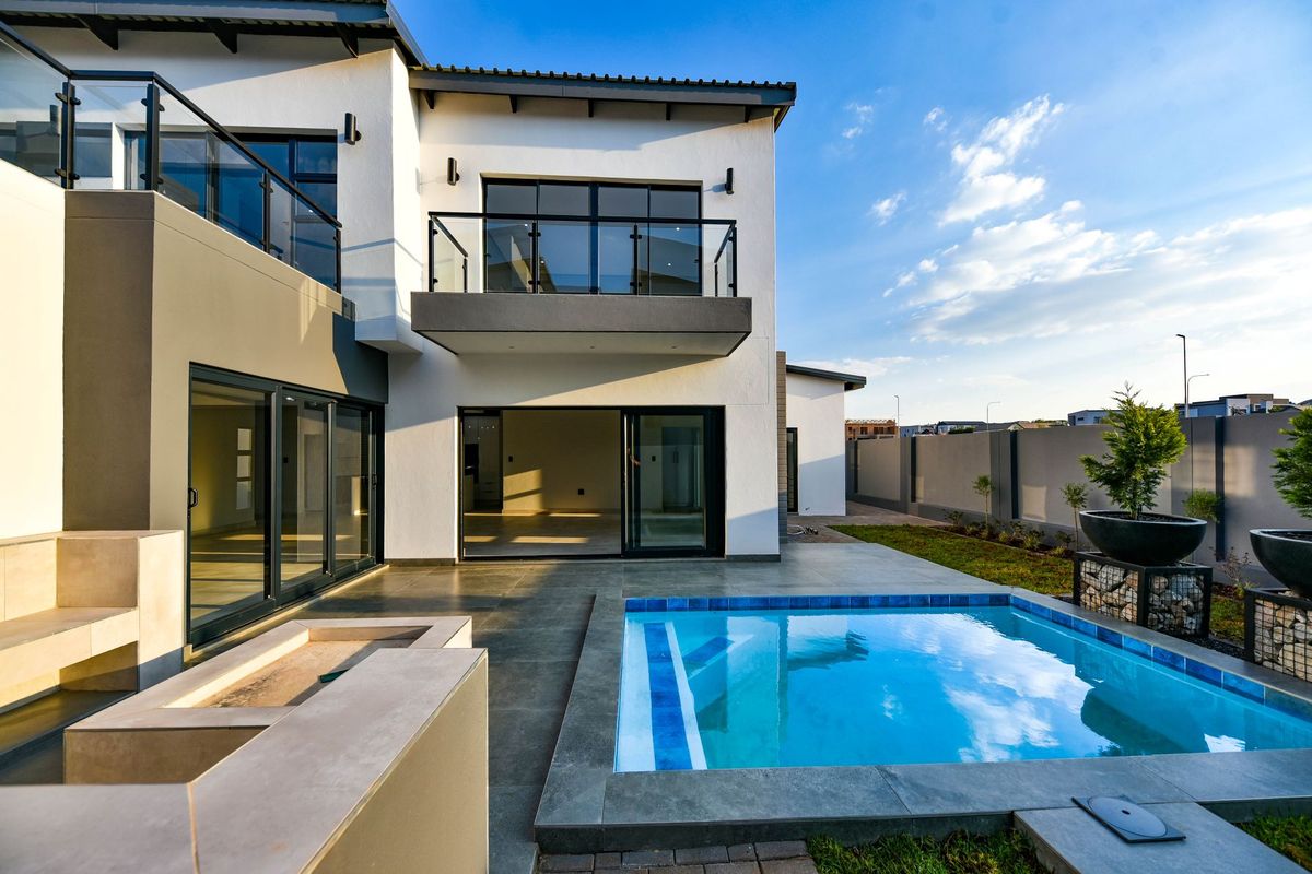 Sophisticated Estate Living with 4 En-Suite Bedrooms, Study & Pool - Photo 2