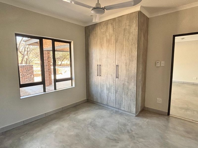 Stylish Newly Built Three Bedroom Holiday Home in Marloth Park - Photo 6