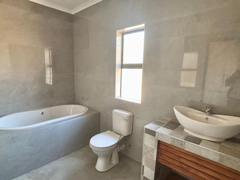 Stylish Newly Built Three Bedroom Holiday Home in Marloth Park - Photo 7