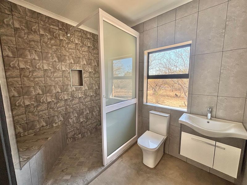 Stylish Newly Built Three Bedroom Holiday Home in Marloth Park - Photo 5