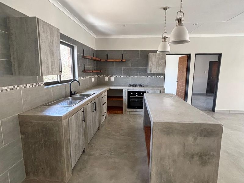 Stylish Newly Built Three Bedroom Holiday Home in Marloth Park - Photo 3