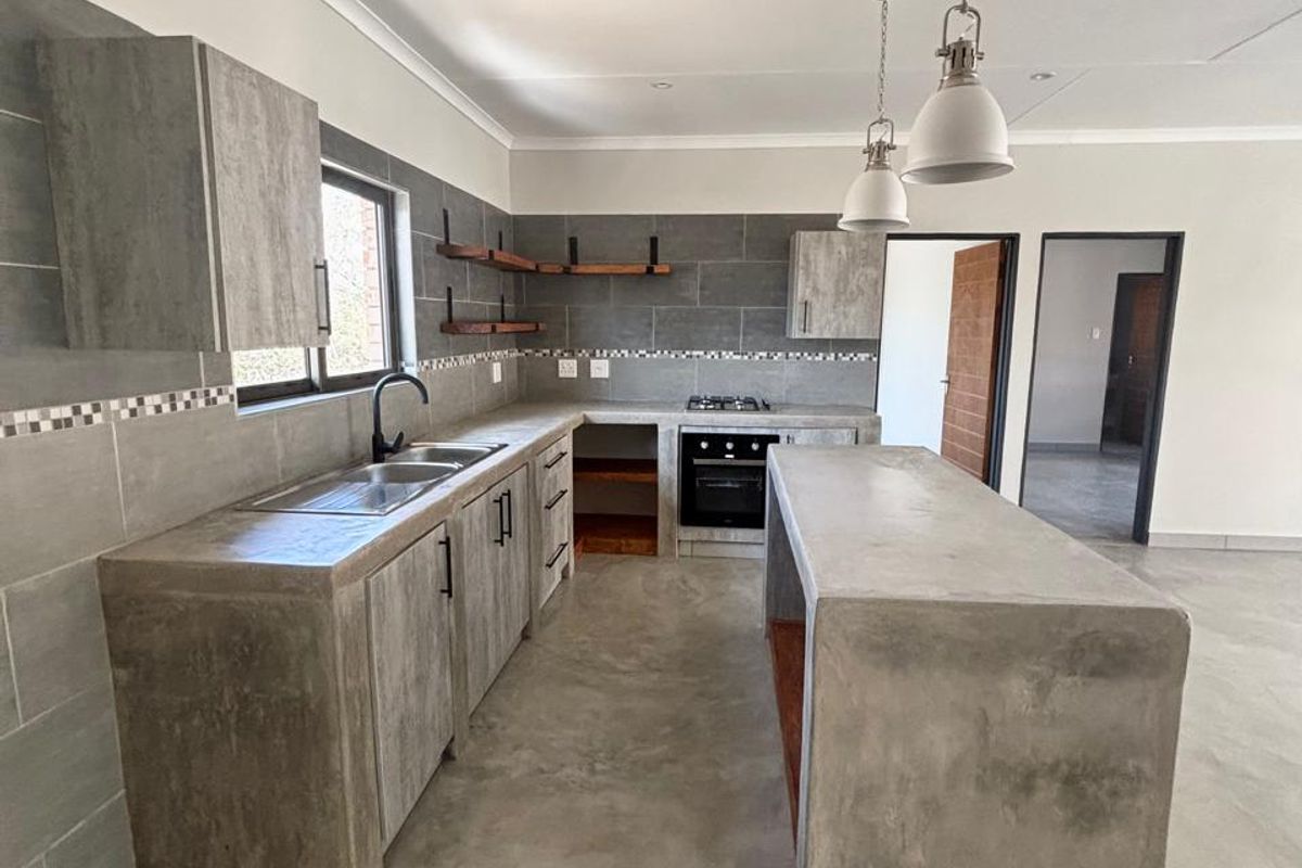 Stylish Newly Built Three Bedroom Holiday Home in Marloth Park - Photo 3