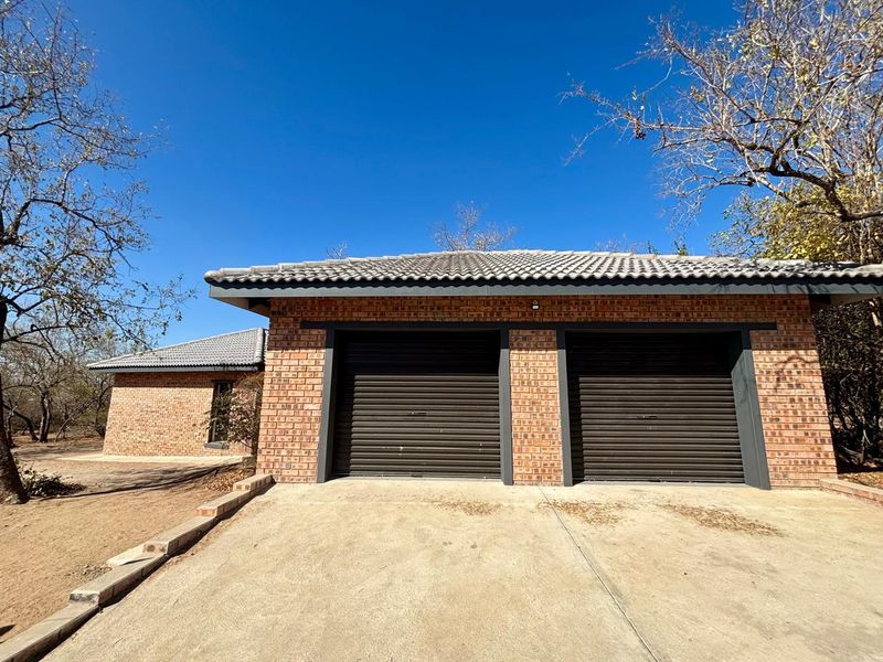 Stylish Newly Built Three Bedroom Holiday Home in Marloth Park - Photo 2