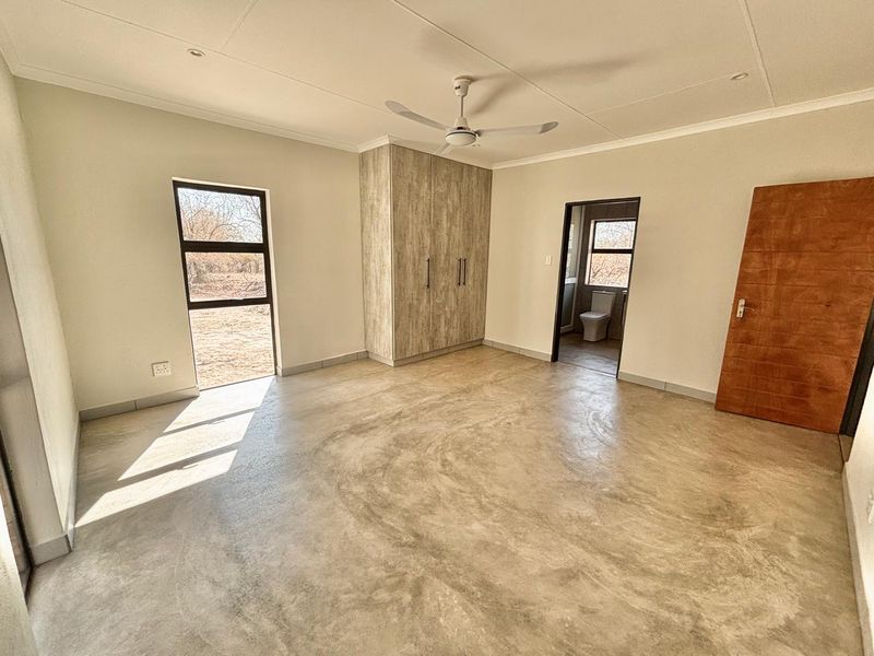 Stylish Newly Built Three Bedroom Holiday Home in Marloth Park - Photo 4