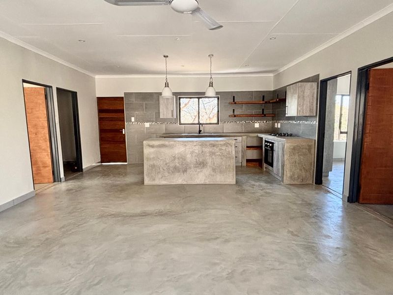 Stylish Newly Built Three Bedroom Holiday Home in Marloth Park - Photo 10