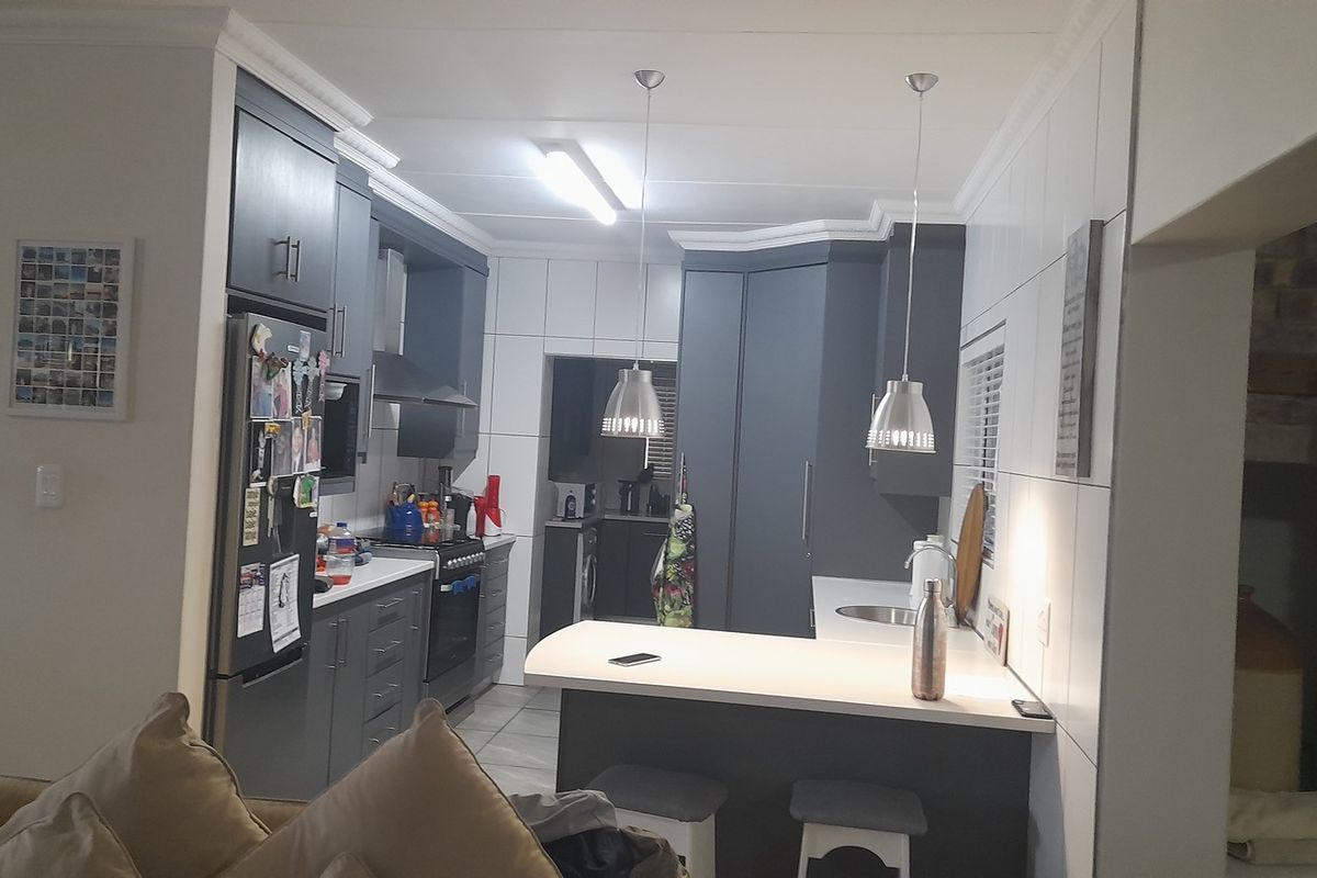 Entertainers Dream home in Popular Security Estate - Photo 4