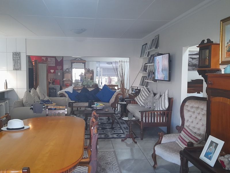 Entertainers Dream home in Popular Security Estate - Photo 3