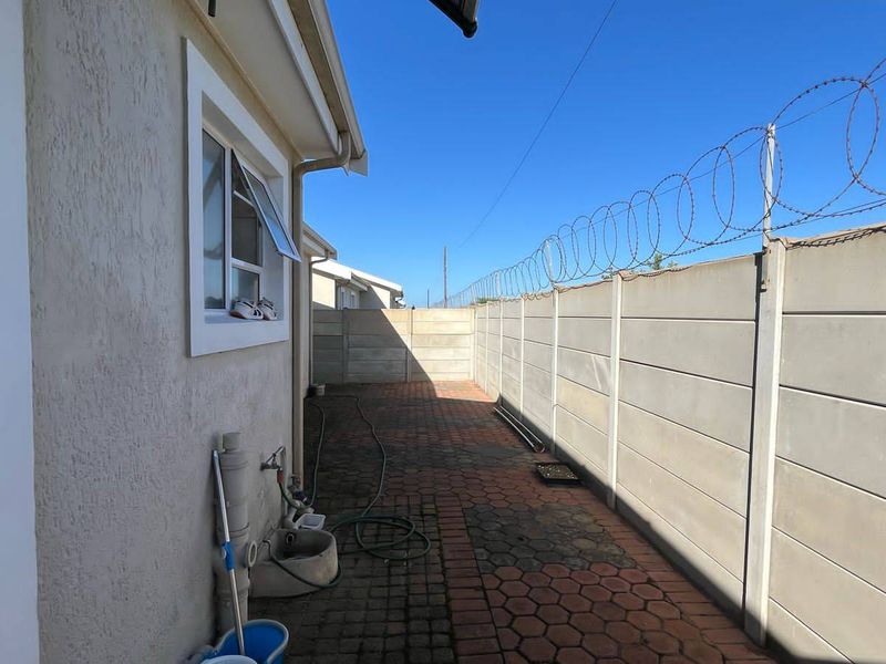 Stunning Home in Mossel Bay - Photo 8