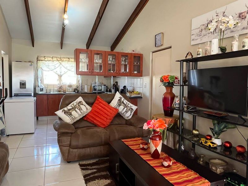 Stunning Home in Mossel Bay - Photo 2