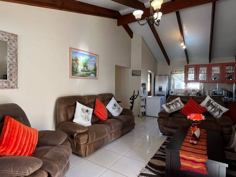Stunning Home in Mossel Bay - Photo 3
