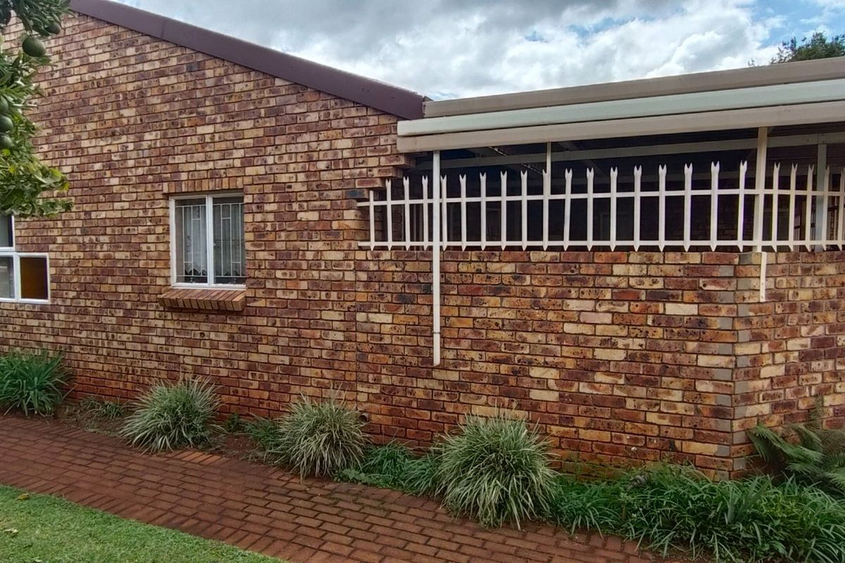 Spacious Retirement Townhouse in a Peaceful Estate - Photo 2