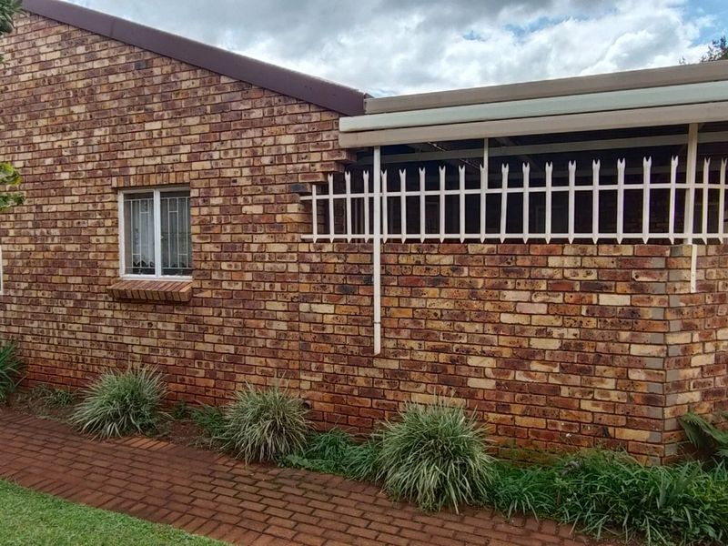 Spacious Retirement Townhouse in a Peaceful Estate - Photo 2