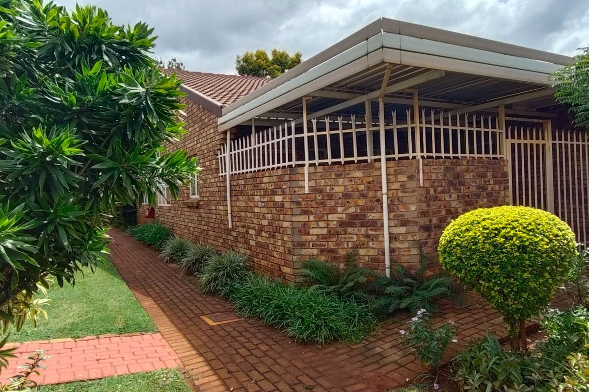 Spacious Retirement Townhouse in a Peaceful Estate - Photo 4