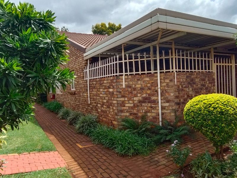 Spacious Retirement Townhouse in a Peaceful Estate - Photo 4
