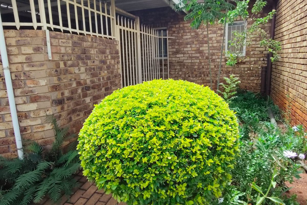 Spacious Retirement Townhouse in a Peaceful Estate - Photo 3