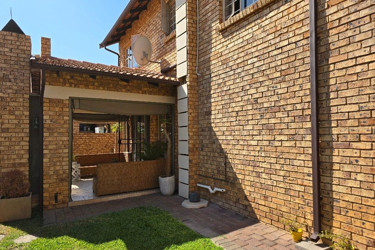 Spacious Duplex with Private Garden in a Popular Complex - Photo 3