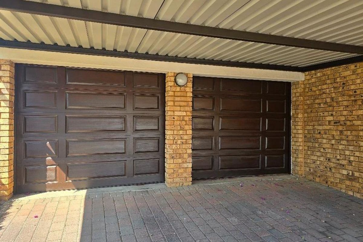 Spacious Duplex with Private Garden in a Popular Complex - Photo 4
