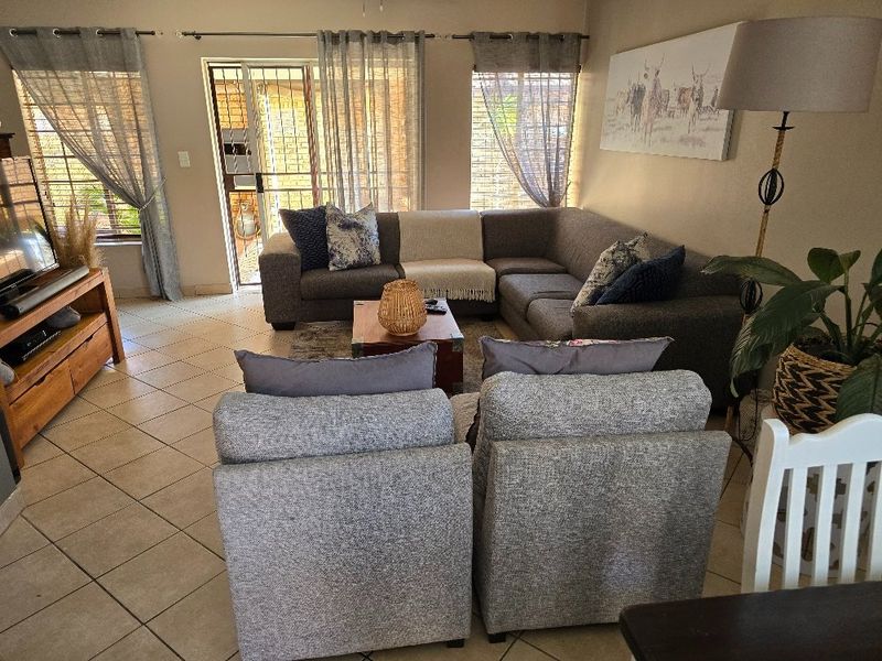 Spacious Duplex with Private Garden in a Popular Complex - Photo 5