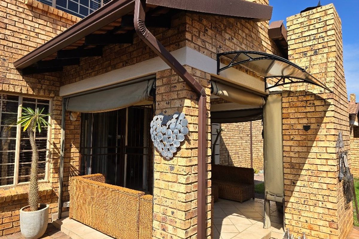 Spacious Duplex with Private Garden in a Popular Complex - Photo 2