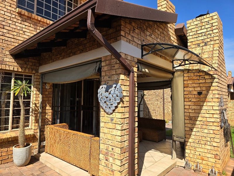 Spacious Duplex with Private Garden in a Popular Complex - Photo 2