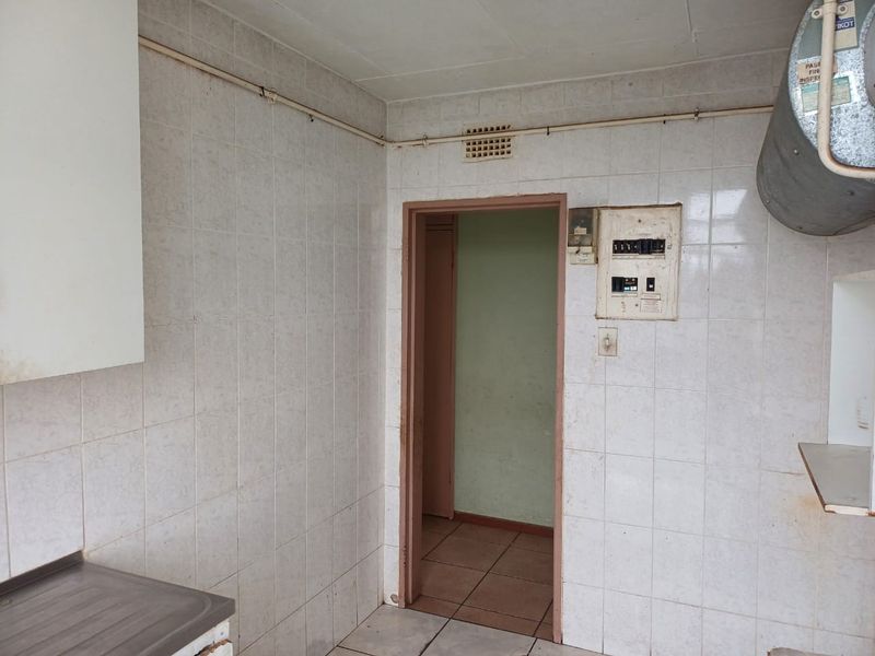 One bedroom - Bond Payment less than Renting! - Photo 4