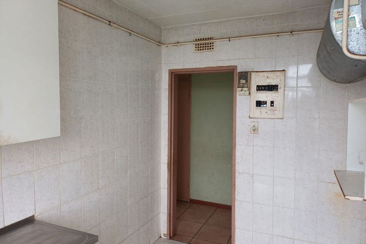 One bedroom - Bond Payment less than Renting! - Photo 4