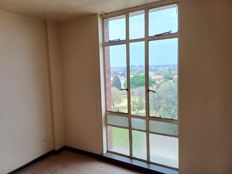 One bedroom - Bond Payment less than Renting! - Photo 3