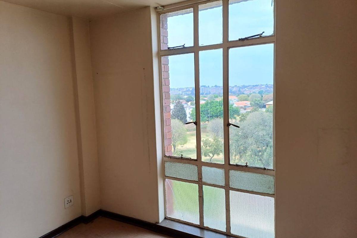 One bedroom - Bond Payment less than Renting! - Photo 3